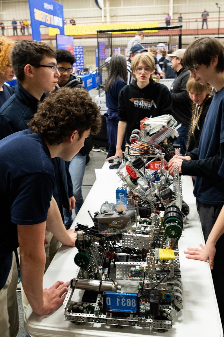 正规的赌博app的学生们在机器人上竞争2023年的vex州锦标赛