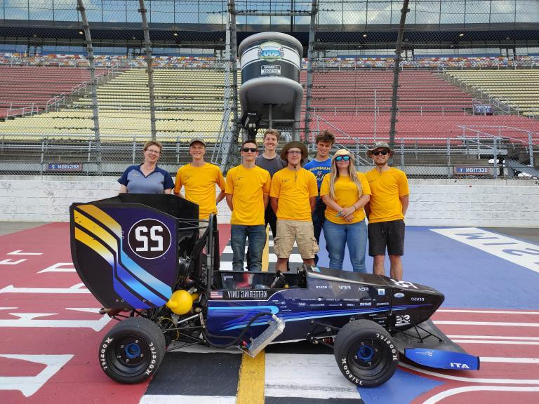 The Kettering University 公式SAE team and 2021 race car.