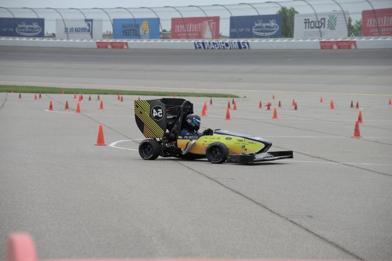 A 正规的赌博app student hits the track in the team's 公式SAE car.